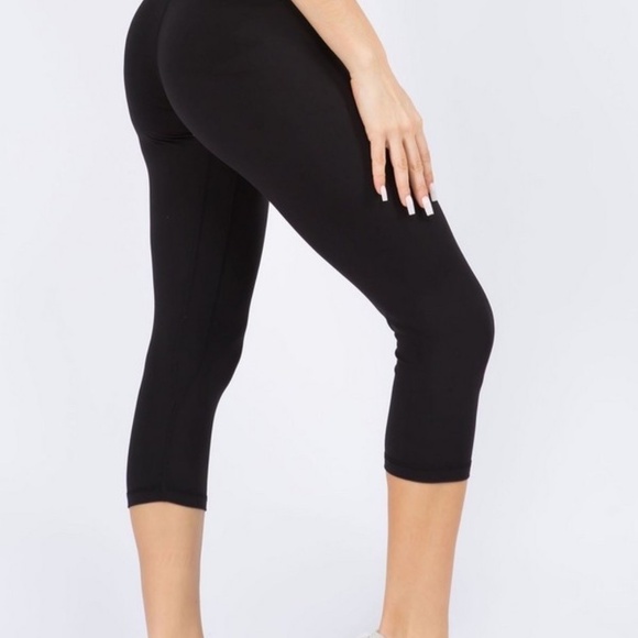 NWT Yelete Women's Buttery High-Rise Capri Leggings Size Small/Medium, Black - Picture 3 of 7